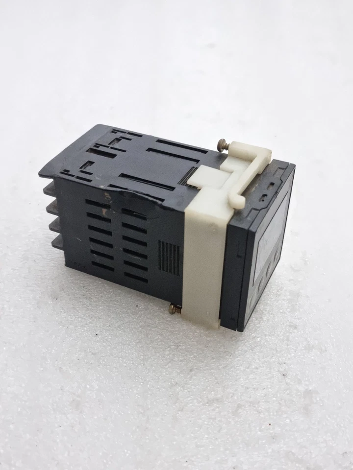 OMRON E5CN TEMPERATURE CONTROLLER 100-240VAC E5CN MADE IN JAPAN